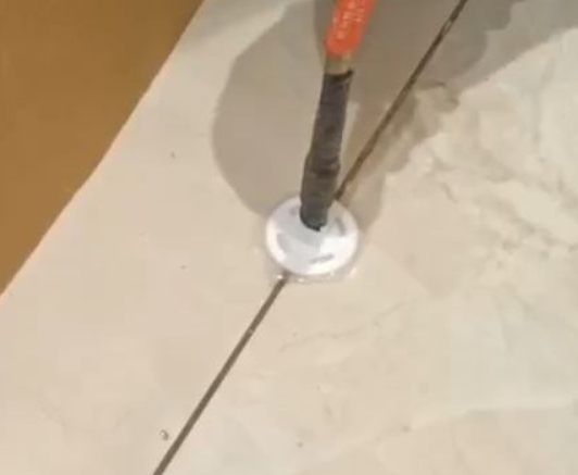 黄山市瓷砖空鼓维修公司专业解答瓷砖在铺贴过程中，如果没有涂抹均匀到位的粘结材料（如水泥砂浆或瓷砖胶），可能会导致以下问题
